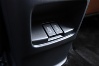 後席用にもUSBジャックを2つ用意。センターコンソール後端、エアコン吹き出し口の下に配置される。