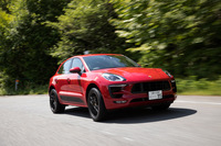 東京から軽井沢までは「ポルシェ・マカンGTS」で往復した。