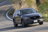 今回のマイナーチェンジでは、車速感応型オートドアロックが全車に標準装備とされた。