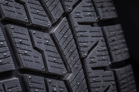 新開発の「ダブルエッジマイクログルーブ」が装着初期の氷上性能を高め、50％摩耗時にサイプが太くなる新形状の「クワトロピラミッド グロウンサイプ」が採用されている。