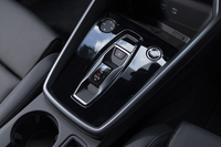 シフトセレクターは前後に倒して操作するツマミ式からスライド式に変更。さらに背丈が低くなったことで周囲のパネルとの一体感が増している。