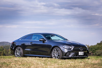 2020年9月10日に先行上陸した「セダン／ステーションワゴン」のマイナーチェンジモデルに続き、同年10月5日に日本導入が発表された「メルセデス・ベンツEクラス クーペ／カブリオレ」。今回は、最高出力258PSの2リッター直4エンジンを搭載する「E300スポーツ」に試乗した。