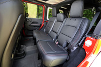 リアシートは6：4の分割可倒式。中央席の背もたれは、展開するとカップホルダー付きのセンターアームレストになる。