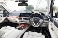 ホワイトのメリノレザーがまばゆいインテリア。「ミルテ」と呼ばれる赤茶色のウッドパネルはアルピナ伝統の仕立て。