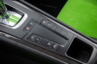 「GT3 RS」は統合ドライブモードセレクターを備えておらず、トランスミッションとサスペンション、エキゾーストサウンド、ESCをそれぞれ個別にセッティングする必要がある。写真はセンターコンソールに並んだそれらのセッティングボタン。