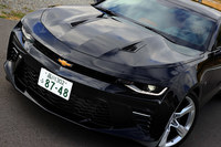 V8モデルの特徴である、フードベントが開けられたボンネット。バンパーの意匠やフロントグリルの模様なども、直4モデルとは異なっている。