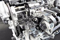 1.5リッターガソリンエンジンのカット模型。燃料供給システムには筒内直接噴射を採用。新設計の吸気システム（展示ではアルミテープで隠されている）や燃焼室形状、冷却システムの採用により、燃焼効率の向上が図られている。