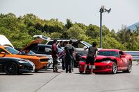 各々のマイカーを前に談笑。赤バイパーさんの、“初代のボディーに2代目のホイール”の組み合わせがなかなかに格好よかった。でも、このホイールも今となっては高いんでしょうね。