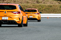 専用開発品の「ブリヂストン・ポテンザS001」の豊かなグリップ力により、これくらいの車間で走ると、前のクルマが巻き上げた小石がとてもたくさん飛んでくる。