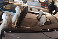 日本仕様車には走行中の風の巻き込みを防ぐ、組み立て式のウインドストッパーが標準で装備される。