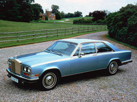 「ロールス・ロイス・カマルグ」。6.75リッターV8 OHVエンジンを積んだ「シルバーシャドウ」がベースで、注文生産のリムジンである同門の「ファントムIV」を除けば、当時世界で最も高価な市販乗用車だった。