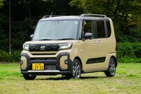 「デリカミニ」のライバルと目される「ダイハツ・タント ファンクロス」。こちらのデビュー時の先行受注数は「2カ月で7000台」で、数字のうえでは今回のデリカミニといい勝負だった。