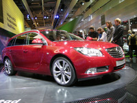 2008年のパリモーターショーに展示された「オペル・インシグニア ステーションワゴン」。