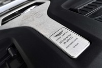 エンジンカバーには、手組みされたことを示す文言とともに、最終検査者の名称が刻まれている。