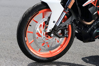 「390デューク」のフロントサスペンションは、左右で異なる特性を持つフロントフォークで構成される。これにより、一段と安定したコーナリング性能を発揮できる。