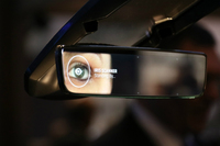 ジェンテックス社の虹彩認識ルームミラー。広報担当者は、「カーシェアリングにおける個人認証などにも応用したい」とのこと。