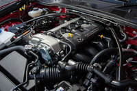 「RF」の2リッター直4エンジンは、ソフトトップ車の1.5リッター直4エンジンが最高出力131ps、最大トルク15.3kgmを発生するのに対し、それぞれ158ps、20.4kgmを発生する。