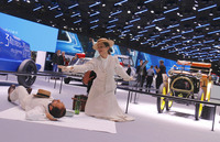 ルノーはパリショーと同じく120周年を迎えた。1898年の1号車の脇では、当時のピクニックシーンを再現するパフォーマンスが繰り広げられていた。