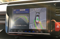 「スマートパーキングアシストシステム」を利用した駐車を試す。このときは2つの駐車枠の間を、駐車枠として認識してしまった。（著者撮影）