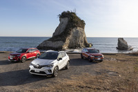 今回試乗したのは「ルノー・キャプチャー」（中央）と「フォルクスワーゲンTクロス」（右）、そして「プジョー2008」（左）の3台。各車、300万円前後の価格設定となるガチのライバルである。