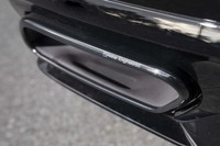 マフラーエンドには「Polestar Engineered」のロゴが刻まれる。