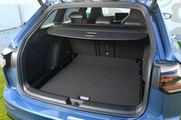 ステーションワゴンの魅力といえば、なんといっても広いラゲッジスペース。「ゴルフヴァリアント」の荷室容量は、5人乗車時で611リッター、後席をたたんだ状態で1642リッターとされている。（VDA計測値）