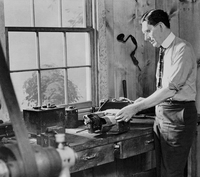 ケッタリングと、彼が発明したセルフスターター。スターターのモーターは、走行中はジェネレーター（発電機）としても機能した。