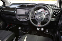 ブラックを基調にドレスアップされた「ヴィッツGRスポーツ“GR”」のインテリア。写真の5段MT車のほか、CVT車もラインナップされる。