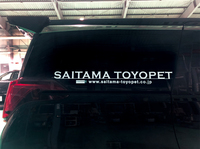 「ハルバイト」のステッカーは車種によってリアウィンドウ1カ所のみの場合とリアの左右サイドウィンドウ（写真）の3カ所の場合がある。“ハルバイト料”の多寡ではなく車形に応じて決まっているようだ。