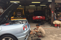 寡黙に作業する酒井メカ。