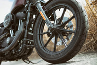 フロントに装着される、100/90B19サイズの細身の大径タイヤ。ハーレーダビッドソンとミシュランが共同開発した専用タイヤ「スコーチャー“31”」が装着される。