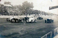 1937年5月の第3回全日本自動車競争大会にて、国産小型車による商工大臣杯のスタートシーン。全日本自動車競争大会は、戦争により第4回を最後に開催を終了した。（写真：多摩川スピードウェイの会）