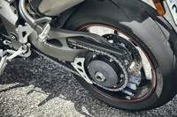 スイングアームは、車体左側からリアホイールを支持する片持ち式。タイヤは「ピレリ・ディアブロ スーパーコルサSP」が採用されている。