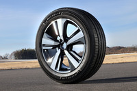 「プライマシー5」は、従来の「プライマシー4＋」と「プライマシーSUV＋」の統合・一本化も担うかたちで開発された。より優れた静粛性や乗り心地が追求されているのはもちろん、安心かつ長く持続するウェット性能がセリングポイントとなっている。