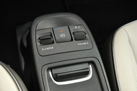 ドライブモードセレクターのコントローラーは、センターコンソールの前端に装備。電動パーキングブレーキのスイッチやオーディオ音量のコントローラーと並んで配置される。