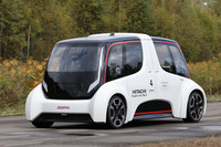 これはオリジナル車両の「HITACHI HRP22C＋」。4輪独立のインホイールモーターを搭載した試作車だ。