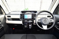 「ブラックインテリアパック」のインパネまわり。シックで落ち着いた雰囲気にまとめられている。