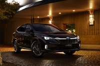 2023年10月に発表されたクロスオーバーモデル「レヴォーグ レイバック」。「レヴォーグ」をベースに最低地上高を200mmに高め、専用の装備や独自デザインの外装パーツなどを採用している。写真は2024年12月に登場した特別仕様車「ブラックセレクション」。