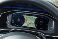 デジタルメータークラスターの「アクティブインフォディスプレイ」。スマートフォンのワイヤレスチャージング機能とセットで、オプション設定される。