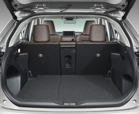 最もコンパクトな「ヤリス クロス」ながら、荷室容量は390リッターを確保する（純ガソリンモデルのFF車の場合）。両サイドのくぼみをうまく使うと9.5インチサイズのゴルフバッグを2個積めるという。