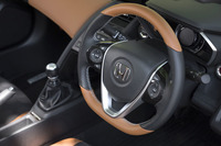 ホンダの市販車では最小となる、直径350mmのステアリングホイール。握り心地のよさが追求された専用開発品だ。