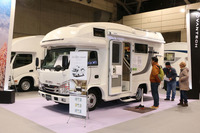 小型トラックをベースにしたキャンパーも定番。キャンパー専用のキャビンを追加するため、車内の広さが魅力。ただし、バンベースのような日常使いは厳しい。