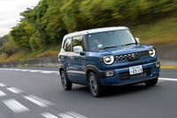 ボディーカラーのバリエーションは全13種類で、ルーフやドアミラーカバーをブラック、ホワイト、グレーで塗り分けたツートン仕様も用意。試乗車の車体色「ミスティックブルー」は、今回の改良で初採用された新規設定色である。