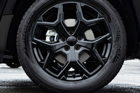 18インチのグロスブラックアルミホイールを装備する。