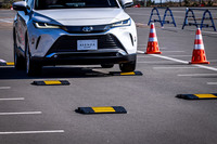 ロープや突起物を乗り越えて、ショックの伝わり方の違いを確認。「アレンザLX200」ではとくに大きな段差を越える場面でショックが小さく、揺れの収束が明らかに早いことがわかった。