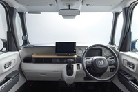 インストゥルメントパネルまわりでは、この視界のよさが最大の特徴。より低く、フラットなデザインとなったインストゥルメントパネルにより、従来型よりさらに見晴らしがよくなった。