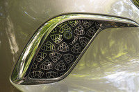 バンパー両サイドのエアインテーク風の部分にはマイバッハのエンブレムが敷き詰められている。