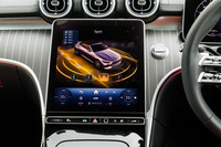 11.9インチの縦型センターディスプレイを装備。ソフトトップを開けると外光の反射を防ぐために自動でわずかに立ち上がる。