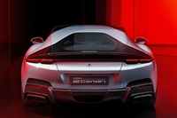 リアまわりでは、大胆に取り入れられたブラックのカラーリングが特徴。真後ろからではわかりづらいが、キャビンから後ろの全体でV字のモチーフを表している。