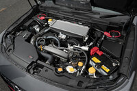 エンジンは吸排気系の改良と専用コントロールユニットの採用により、レスポンスを改善。最高出力も300PSに高められている。